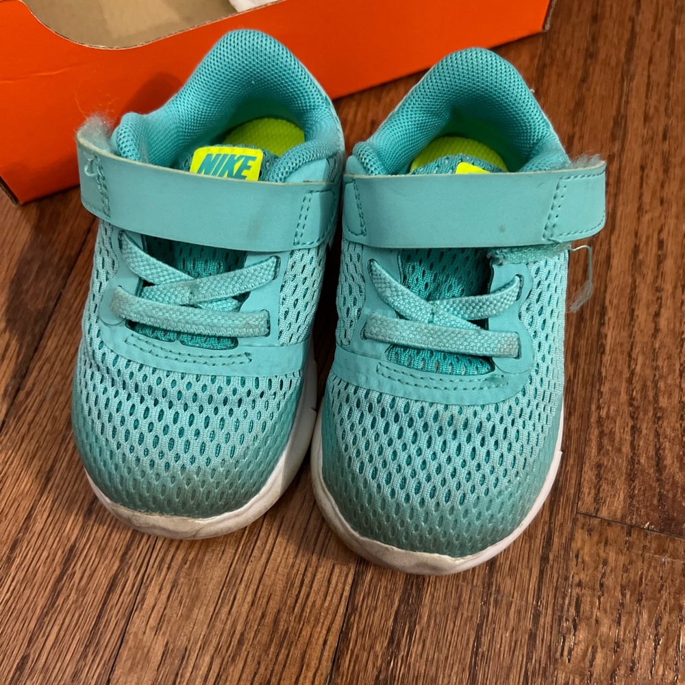 Nike Toddlers Aqua Sneakers size 5C